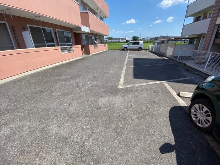 物件外観写真2　(駐車場)