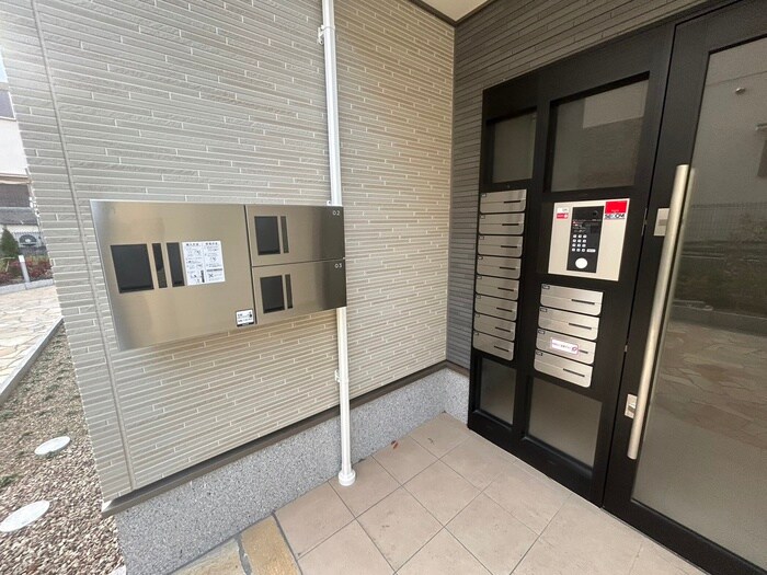 物件外観写真6　(エントランス部分)