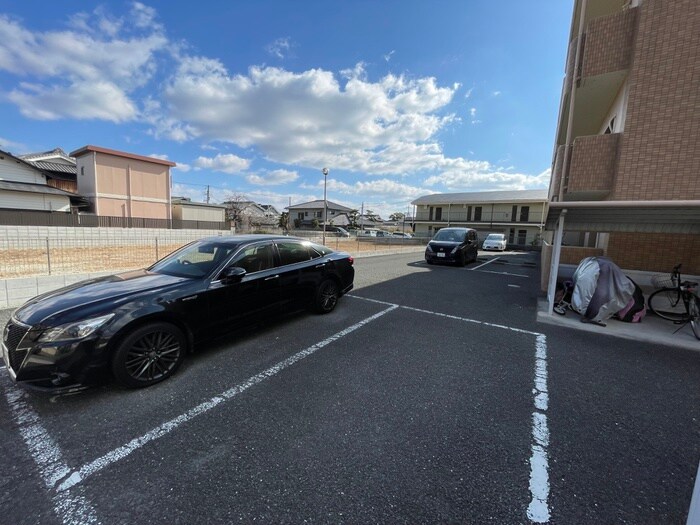 物件外観写真4　(駐車場)
