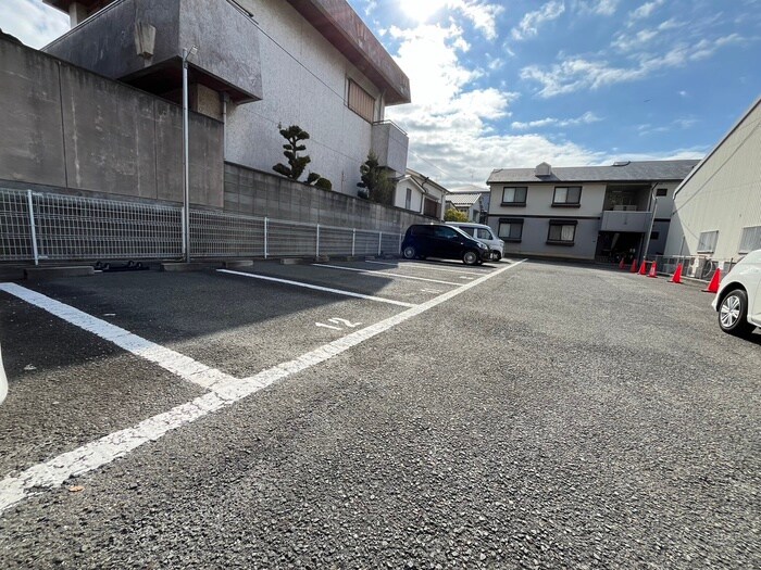 物件外観写真2　(駐車場)