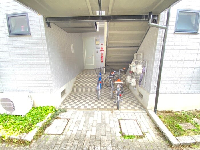 物件外観写真3　(エントランス部分)