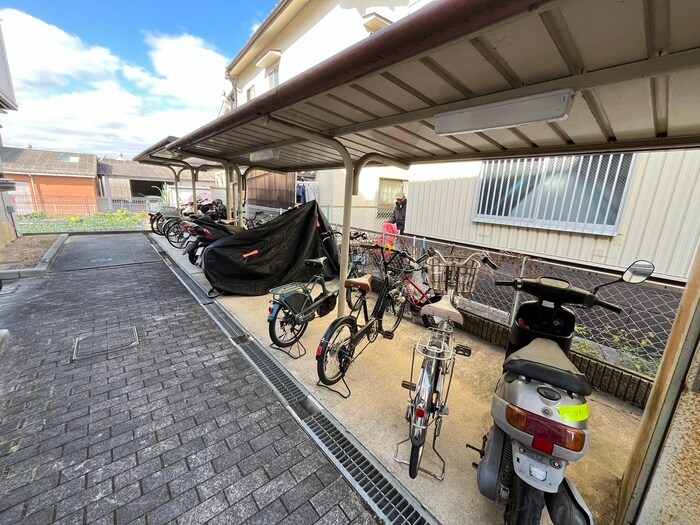 物件外観写真4　(バイク置き場)