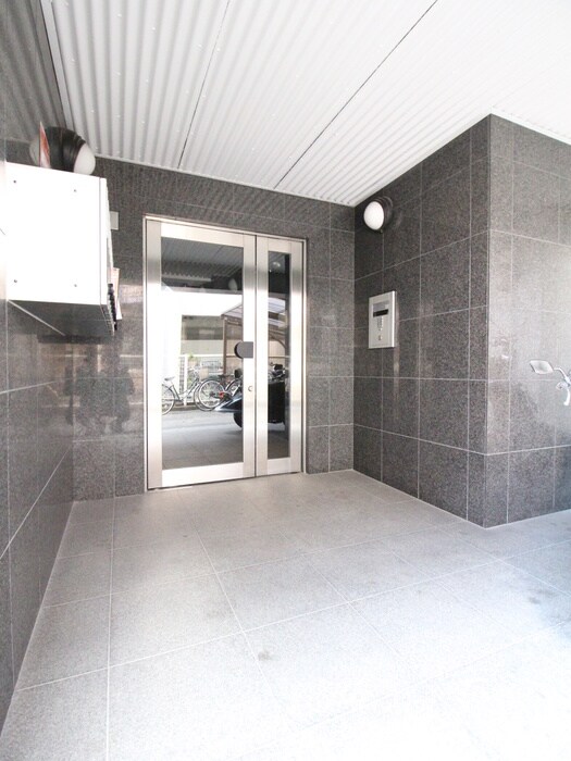 物件外観写真6　(エントランス部分)