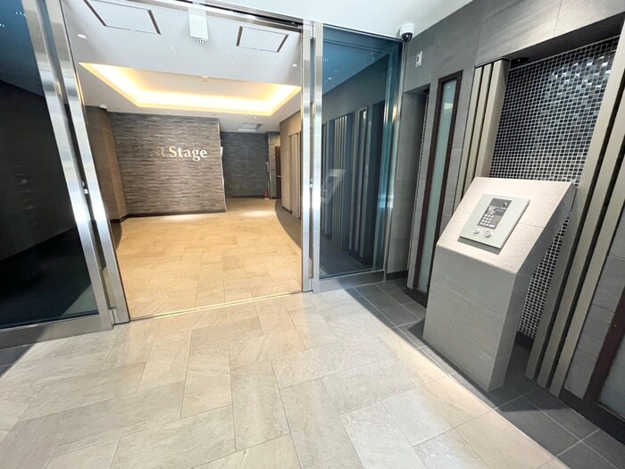 物件外観写真2　(エントランス部分)