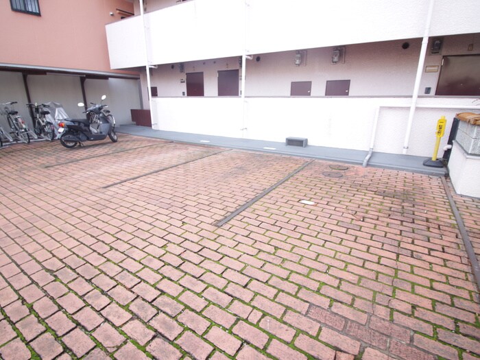 物件外観写真2　(駐車場)