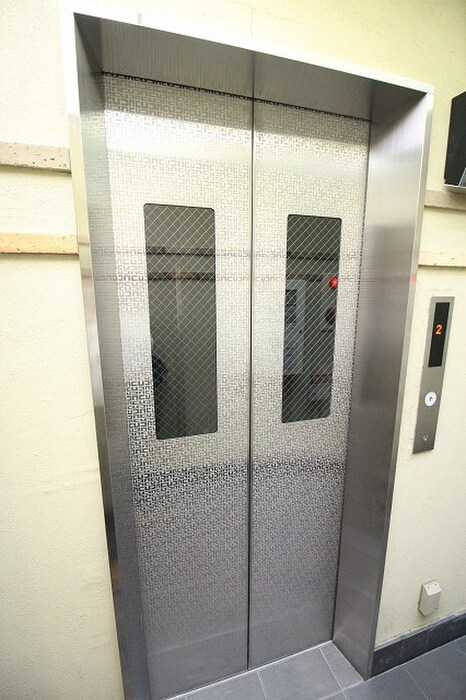 物件外観写真4　(エントランス部分)