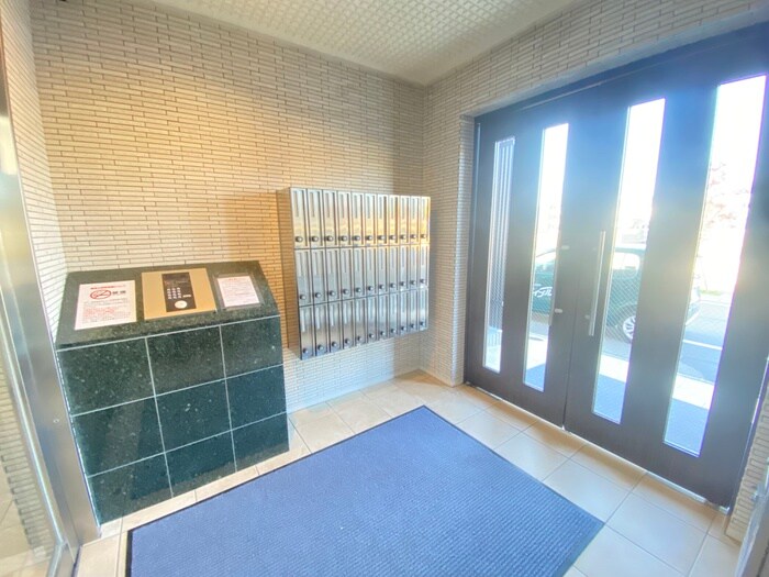 物件外観写真2　(エントランス部分)