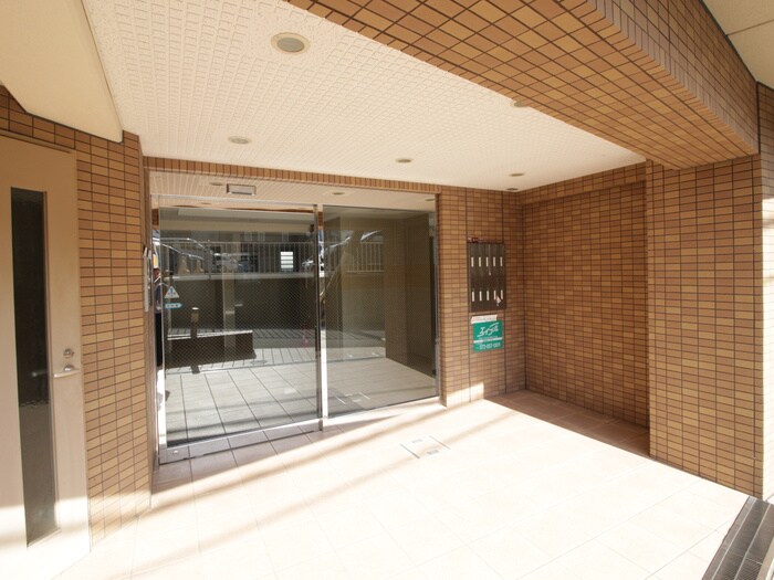 物件外観写真4　(エントランス部分)