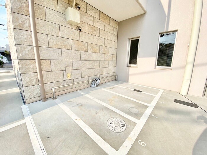 物件外観写真5　(バイク置き場)