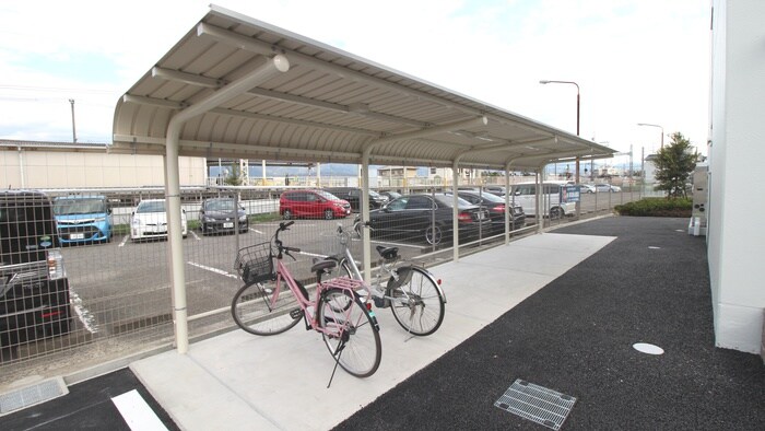 物件外観写真4　(駐輪場)