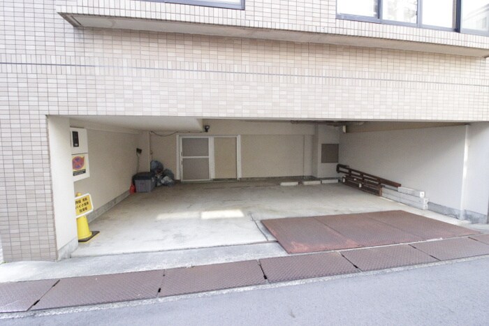 物件外観写真2　(駐車場)