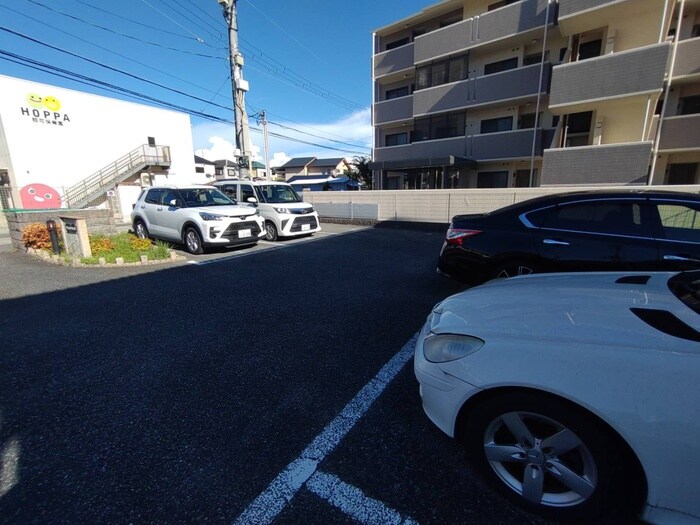 物件外観写真4　(駐車場)