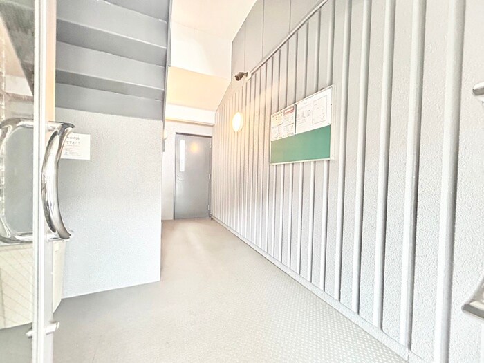 物件外観写真3　(エントランス部分)