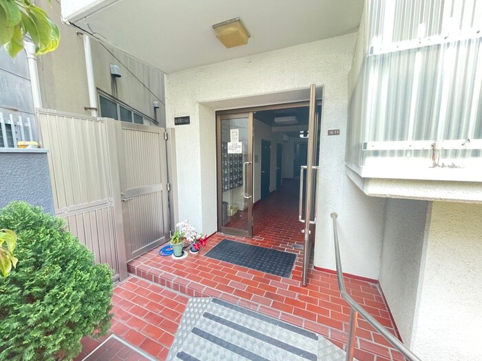 物件外観写真2　(エントランス部分)