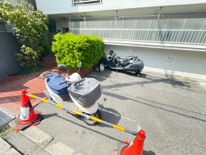 物件外観写真3　(バイク置き場)