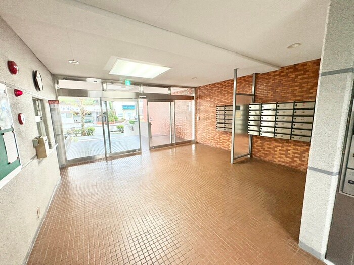 物件外観写真5　(エントランス部分)