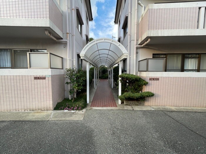 物件外観写真2　(エントランス部分)