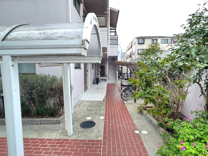 物件外観写真6　(エントランス部分)