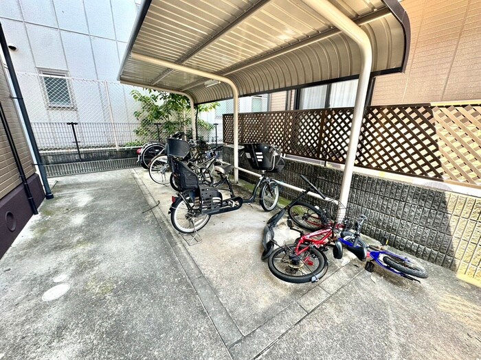 物件外観写真3　(駐輪場)