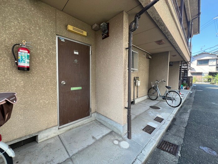 物件外観写真4　(エントランス部分)