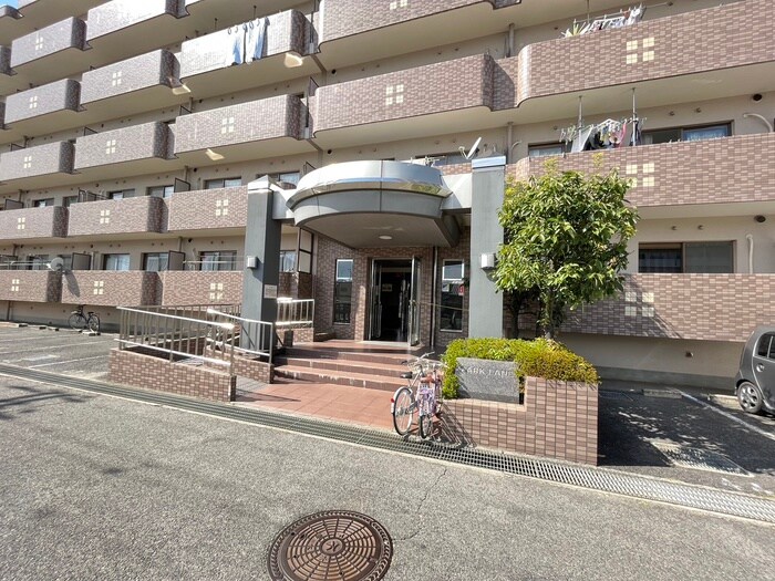 物件外観写真6　(エントランス部分)