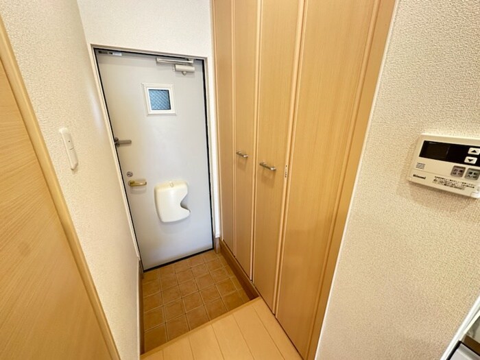 物件内観写真13　(玄関)