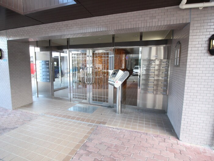 物件外観写真2　(エントランス部分)