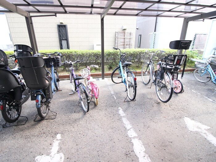 物件外観写真3　(駐輪場)
