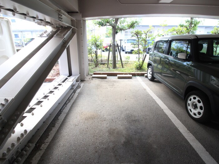 物件外観写真4　(駐車場)