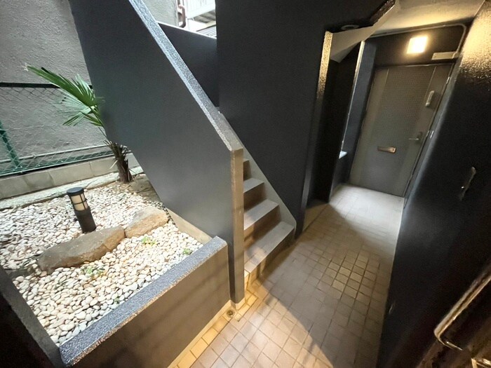 物件外観写真3　(エントランス部分)