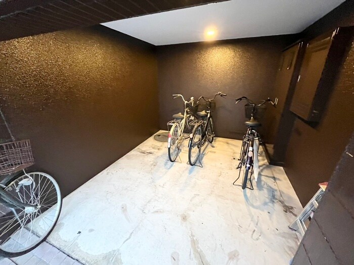 物件外観写真4　(駐輪場)