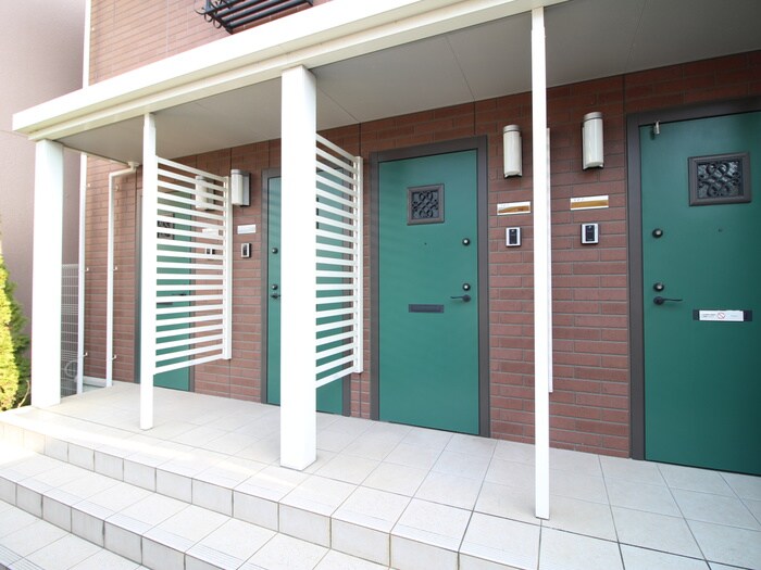 物件外観写真3　(エントランス部分)