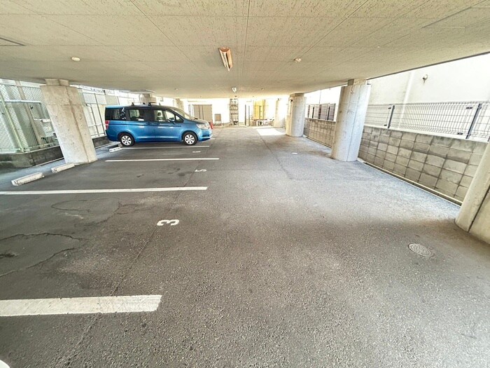物件外観写真4　(駐車場)