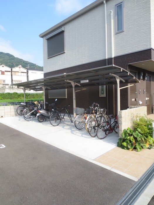 物件外観写真2　(駐輪場)