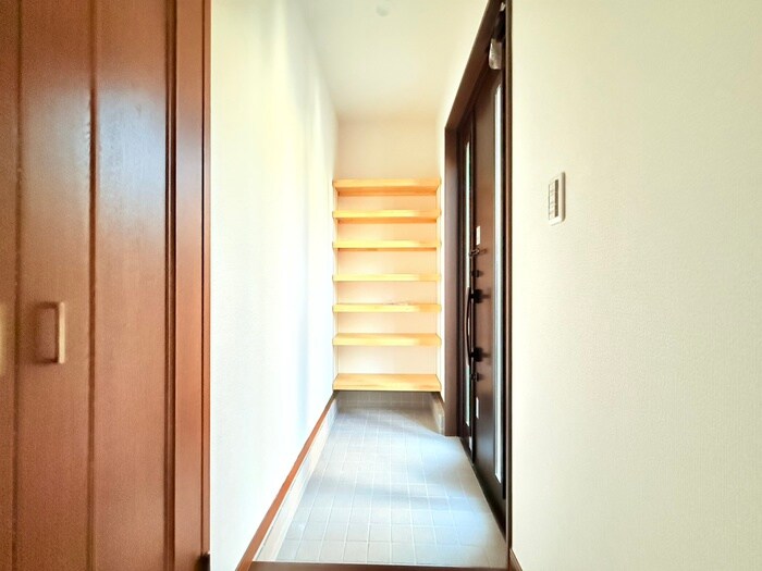 物件内観写真12　(玄関)