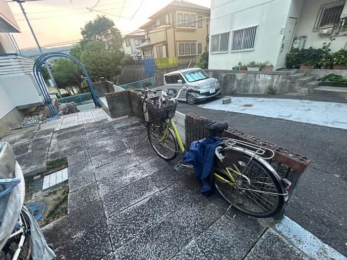 物件外観写真5　(駐輪場)