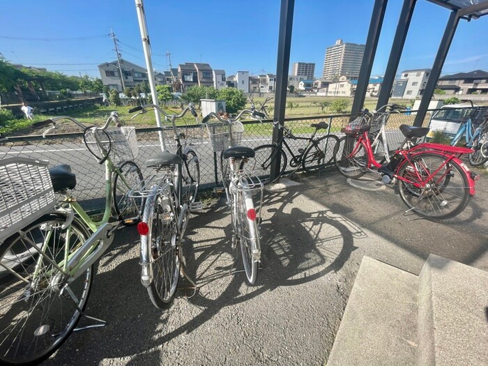 物件外観写真4　(駐輪場)