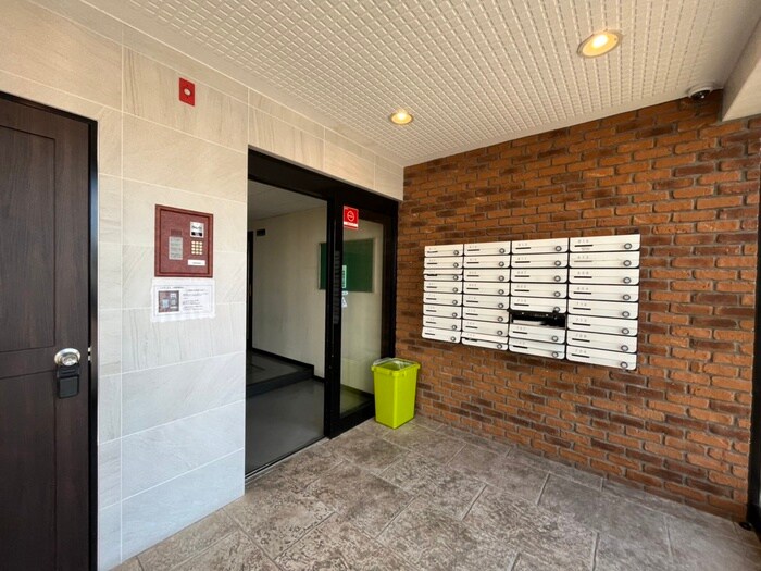 物件外観写真3　(エントランス部分)