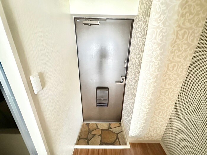 物件内観写真16　(玄関)