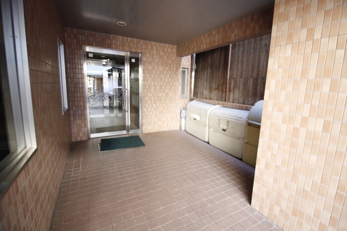 物件外観写真3　(エントランス部分)