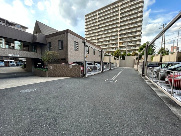 物件外観写真6　(駐車場)