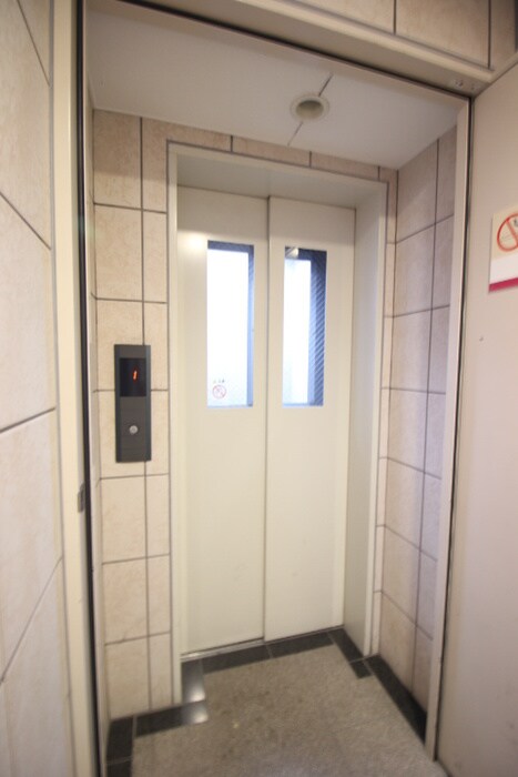 物件外観写真4　(エントランス部分)