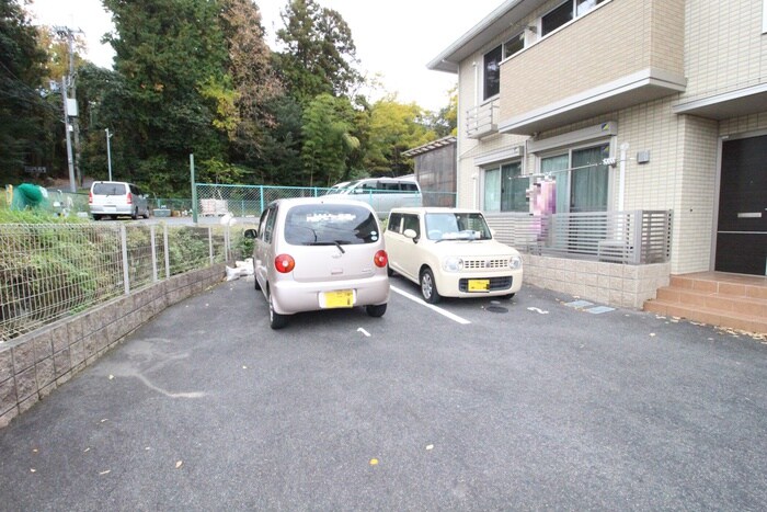 物件外観写真5　(駐車場)