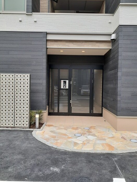 物件外観写真2　(エントランス部分)