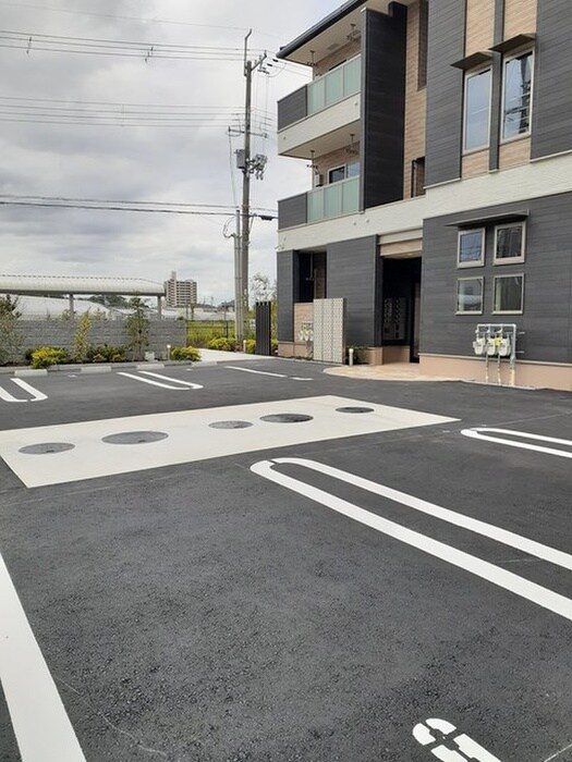 物件外観写真3　(駐車場)