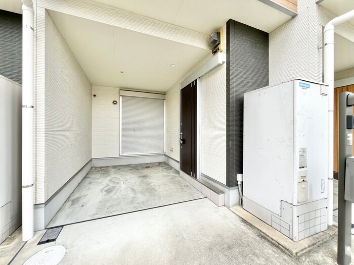 物件外観写真2　(エントランス部分)