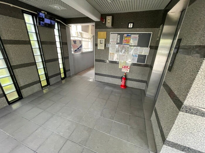 物件外観写真3　(エントランス部分)