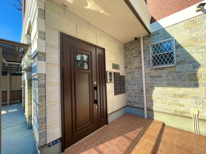 物件外観写真3　(エントランス部分)