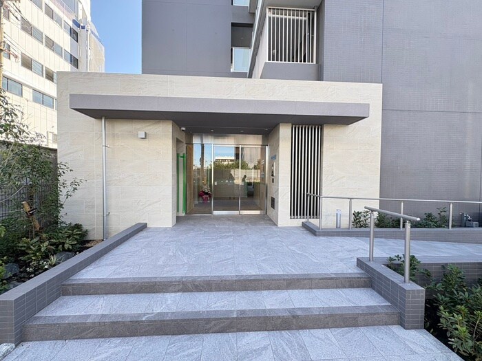 物件外観写真2　(エントランス部分)