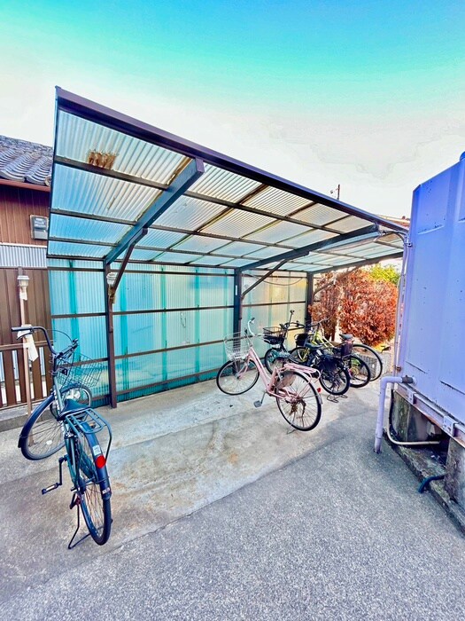 物件外観写真4　(駐輪場)